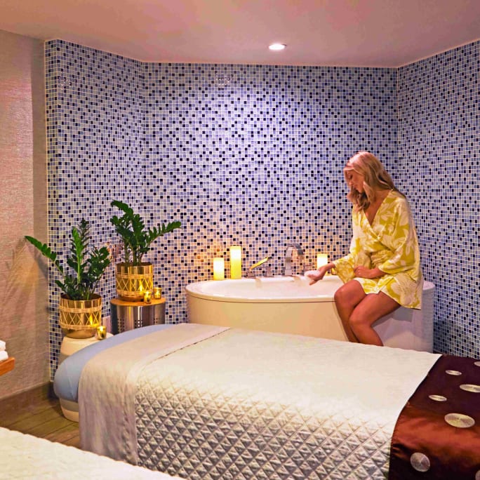 A guest by the tub