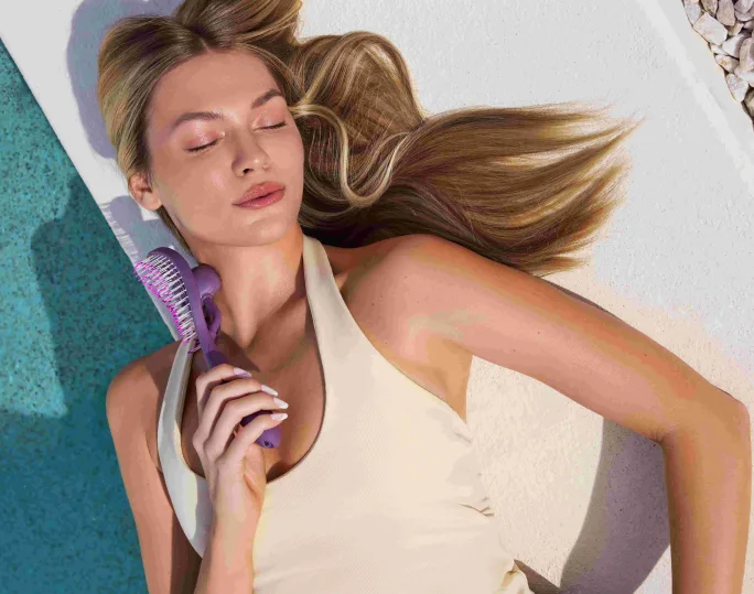 Model massages her neck with the OO!Brush
