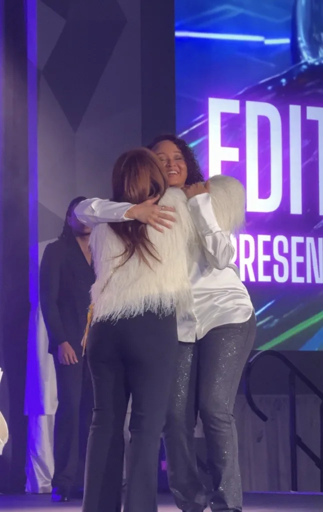 Jalia Pettis accepts her award from Ronit Enos.