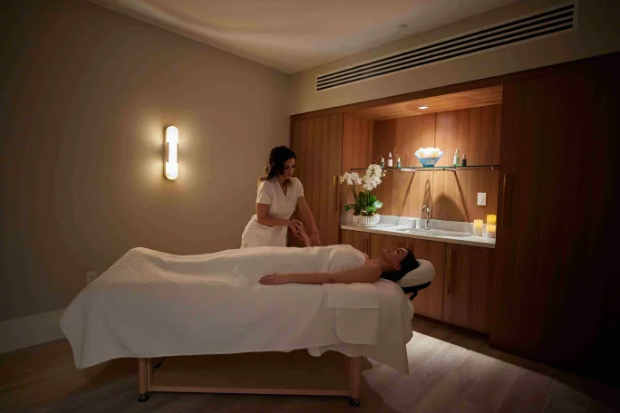 A masseuse massages a guest at Spa Lilliana