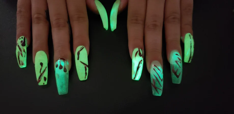 Day 303: Glowing Halloween Nail Art