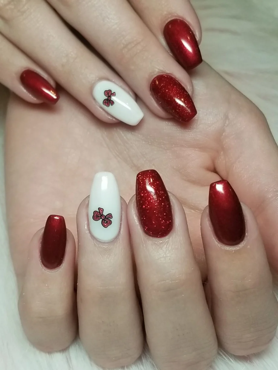 Day 327: Little Holiday Bow Nail Art