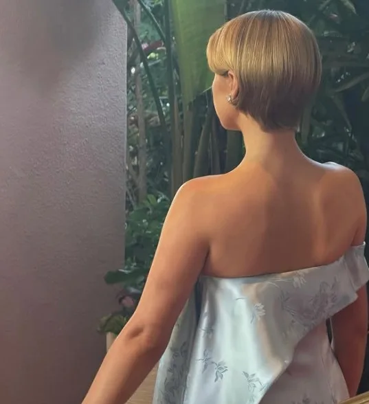 Short hair on a woman as seen from the back.