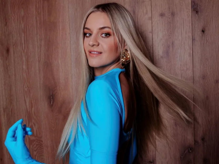 Kelsea Ballerini Shows Off New Look at 2022's CMA's