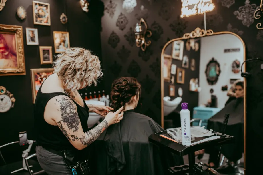 Hollianne Davidson works on a client.